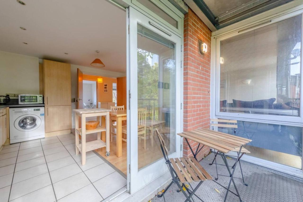 Spacious 2 Bedroom Near White Londra