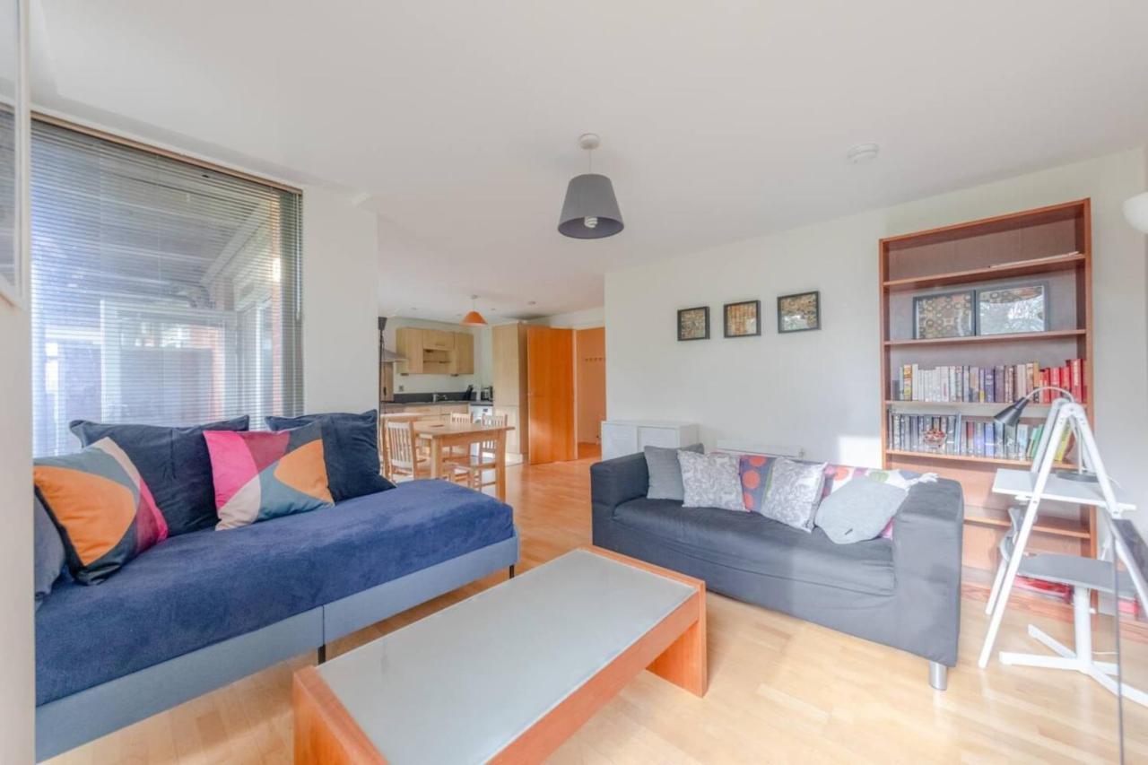 Appartamento Spacious 2 Bedroom Near White Londra