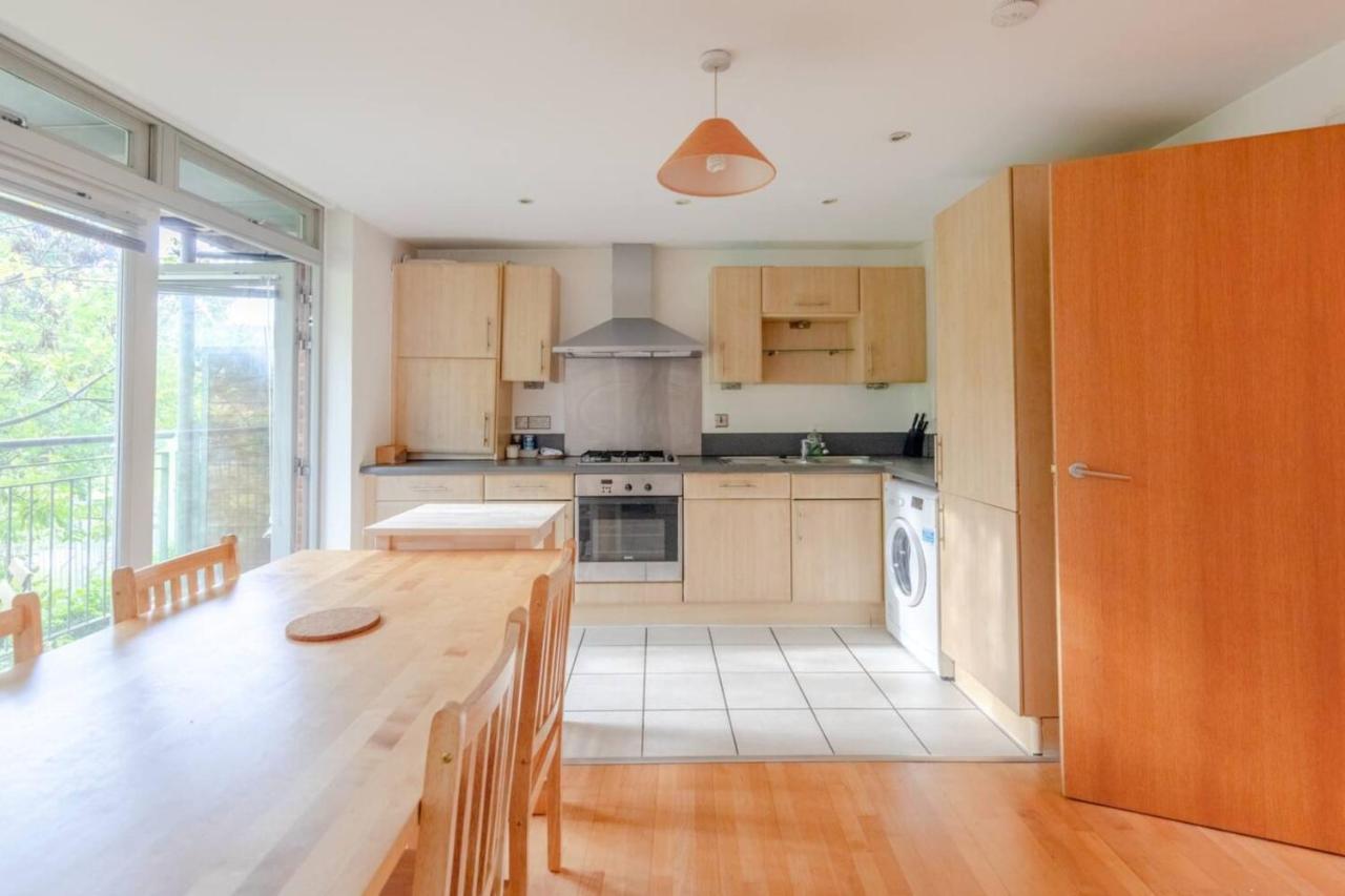 Appartamento Spacious 2 Bedroom Near White Londra