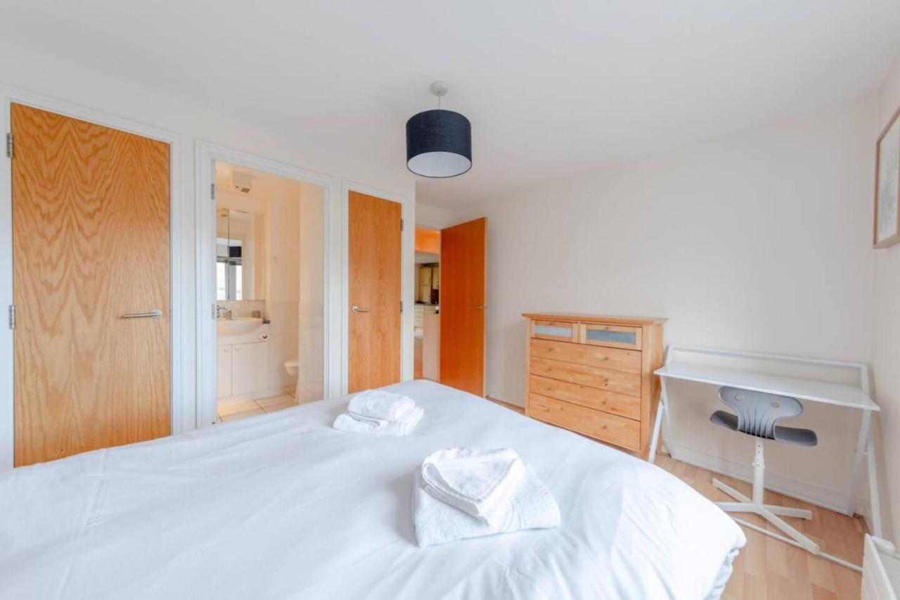 Appartamento Spacious 2 Bedroom Near White Londra