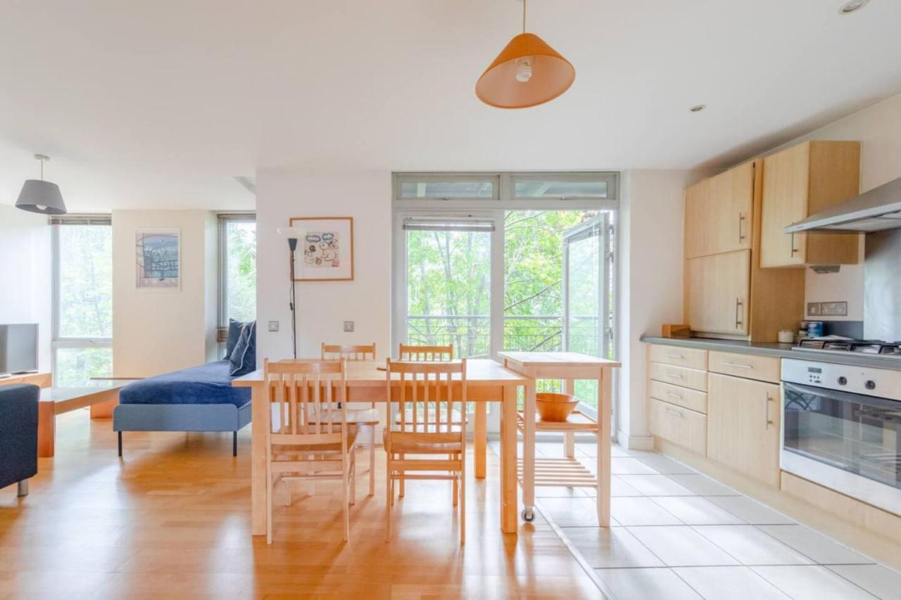 Spacious 2 Bedroom Near White * Londra