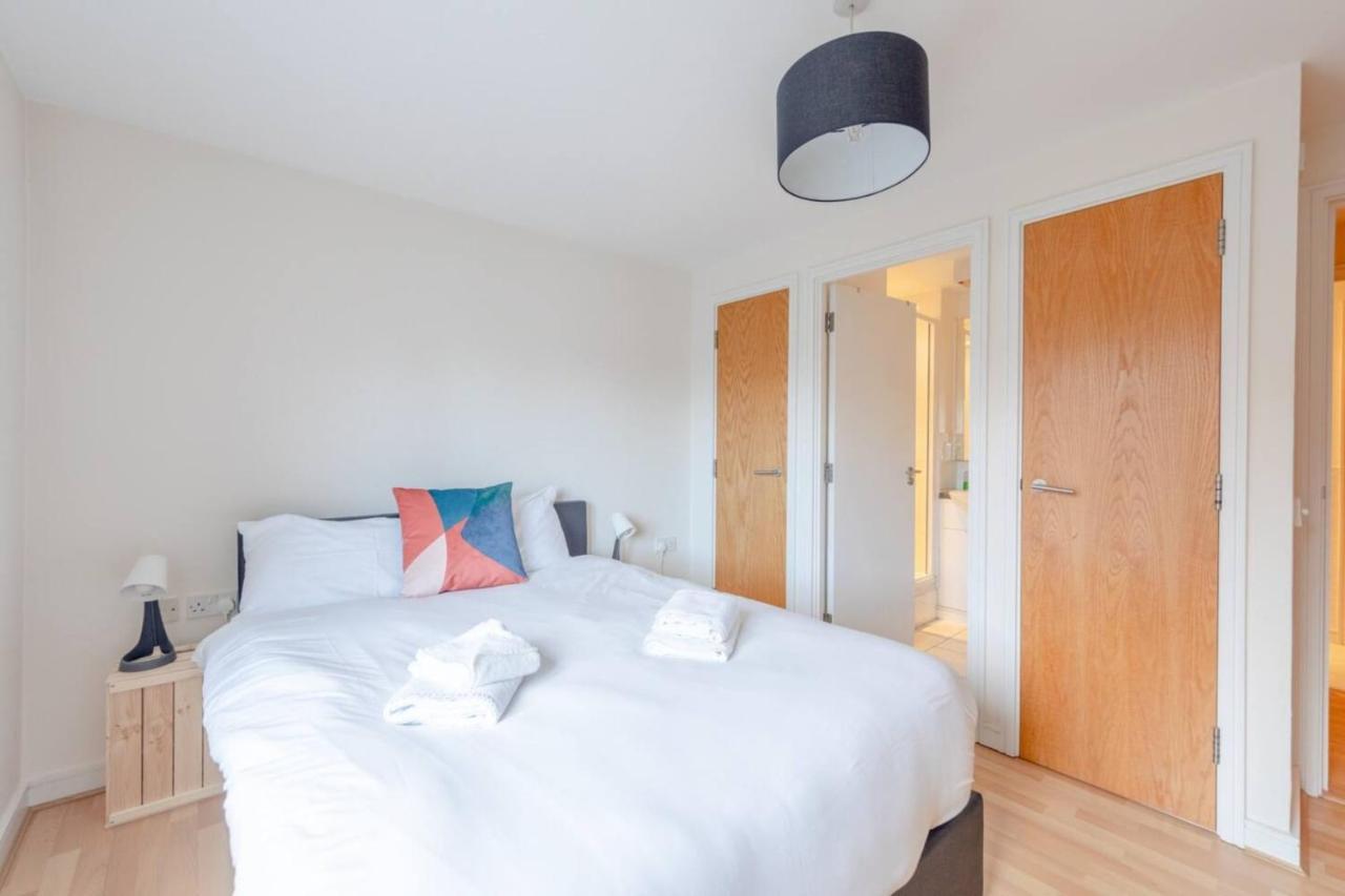 Appartamento Spacious 2 Bedroom Near White Londra