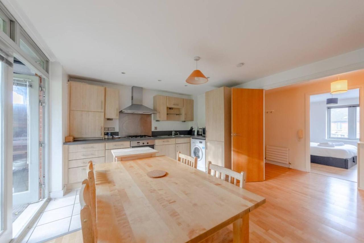 Spacious 2 Bedroom Near White Appartamento