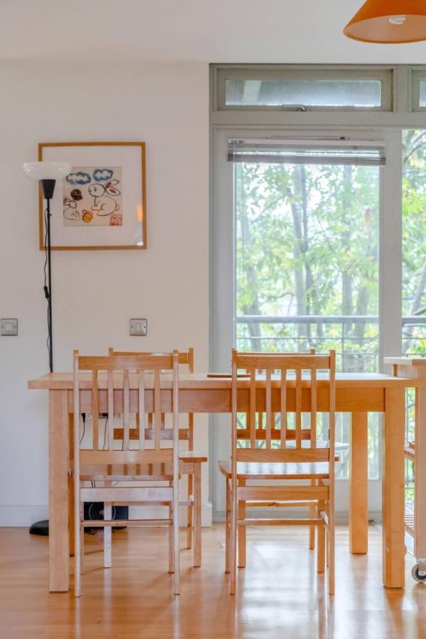 Appartamento Spacious 2 Bedroom Near White Londra