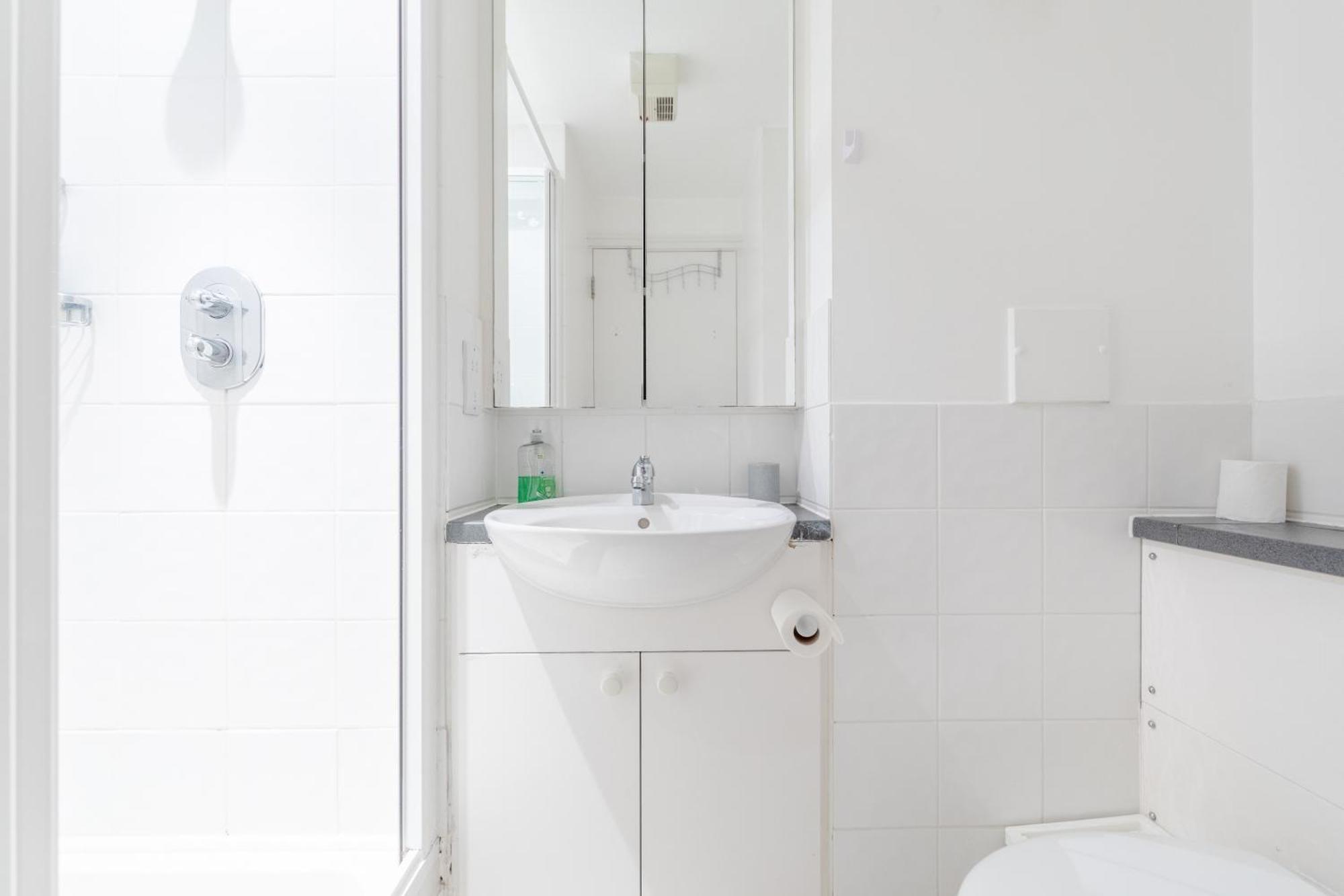Spacious 2 Bedroom Near White Appartamento Londra