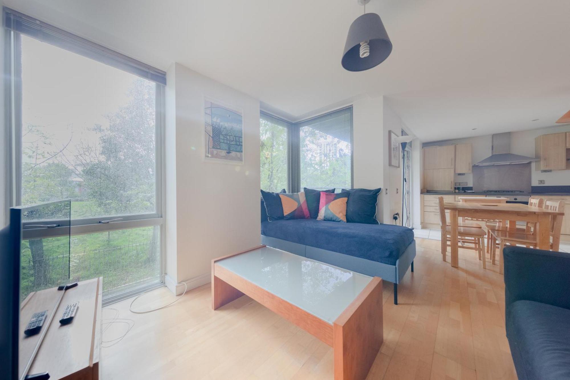 Spacious 2 Bedroom Near White Londra