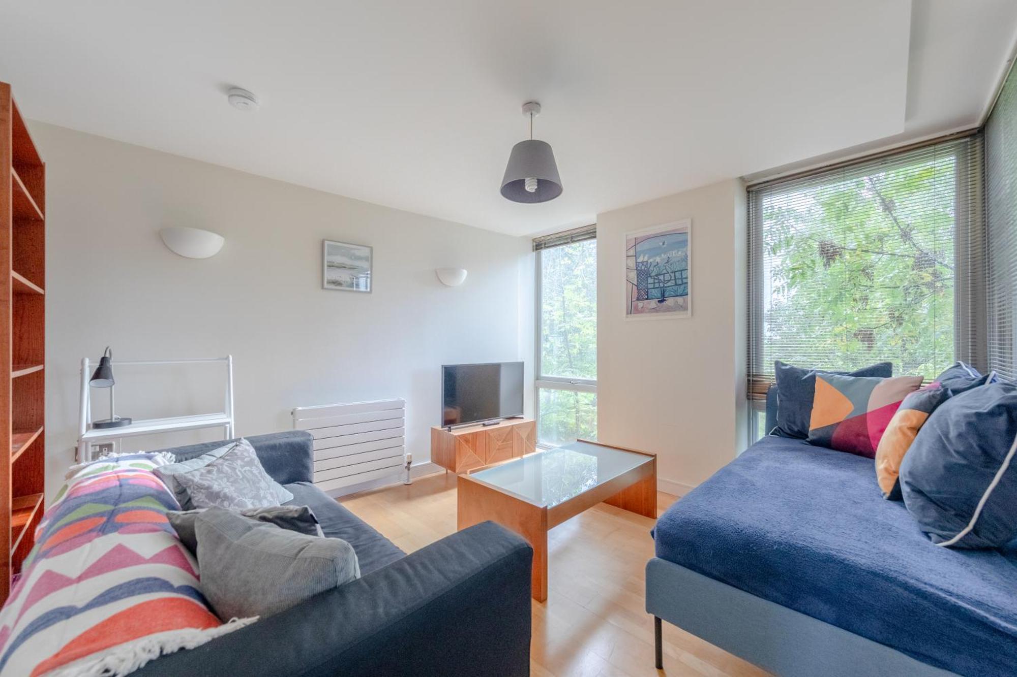 Spacious 2 Bedroom Near White * Londra